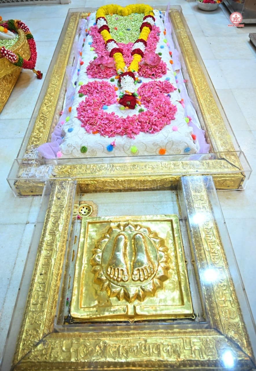 Center overview of the Dasara celebrations at the temple