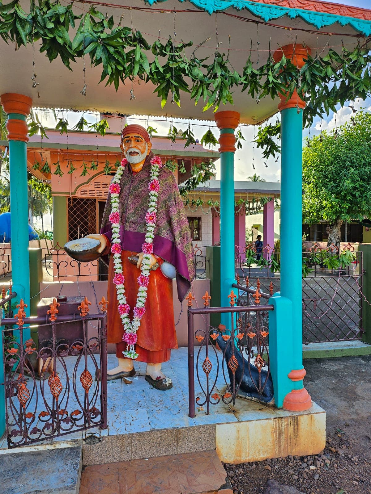 The Akshaya Baba statue at the temple's outdoor entrance